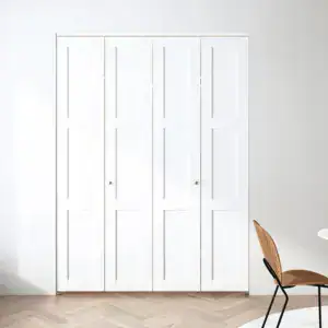 Moderne, weiße MDF-Falttür für Kleiderschränke mit verdecktem Beschlagsatz, ideal für platzsparende Schranklösungen und Inneneinrichtung.