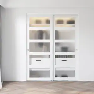 Moderne, weiße Schiebetüren aus Milchglas mit Beschlagsatz für Kleiderschränke, ideal für platzsparende Aufbewahrungslösungen im Schlafzimmer.